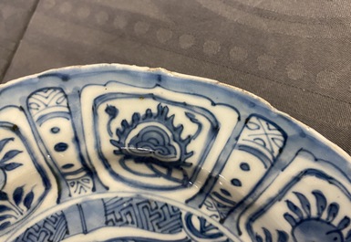 Un plat et deux assiettes en porcelaine de Chine en bleu et blanc de type kraak &agrave; d&eacute;cor de canards, Wanli